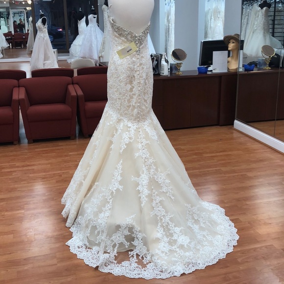 Wedding gown with rhinestones and faux pearls - Picture 5 of 8